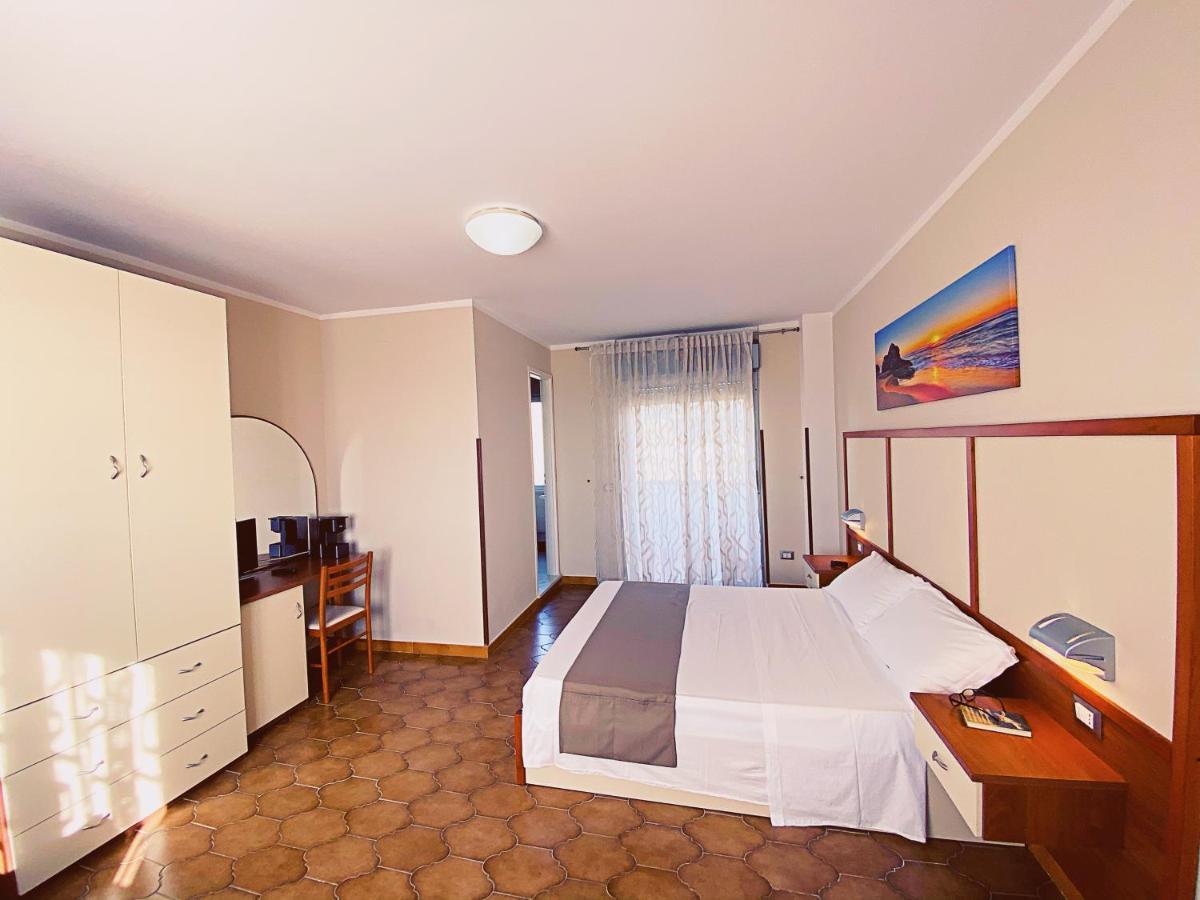 Residence Hotel Felix Ricadi Exterior foto