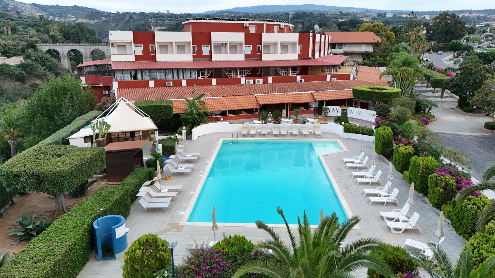 Residence Hotel Felix Ricadi Exterior foto