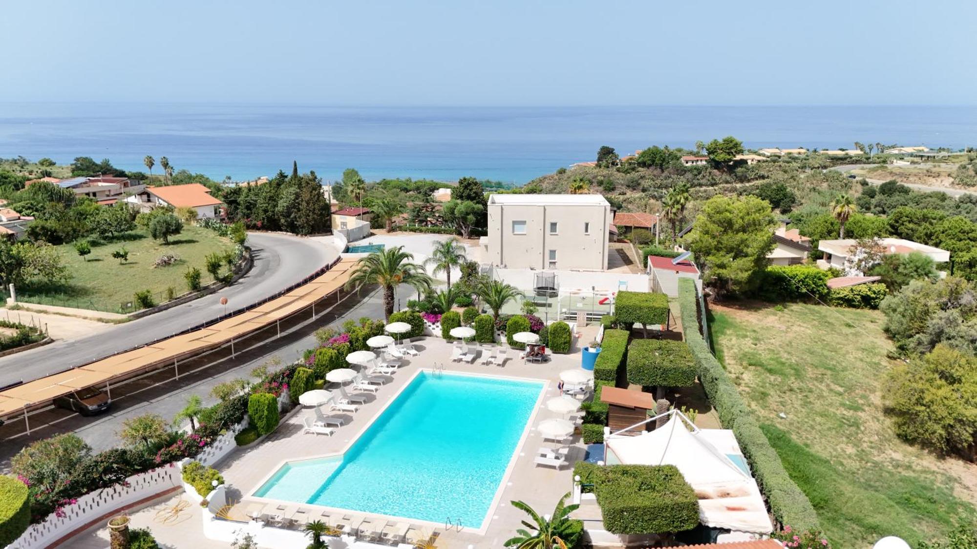 Residence Hotel Felix Ricadi Exterior foto