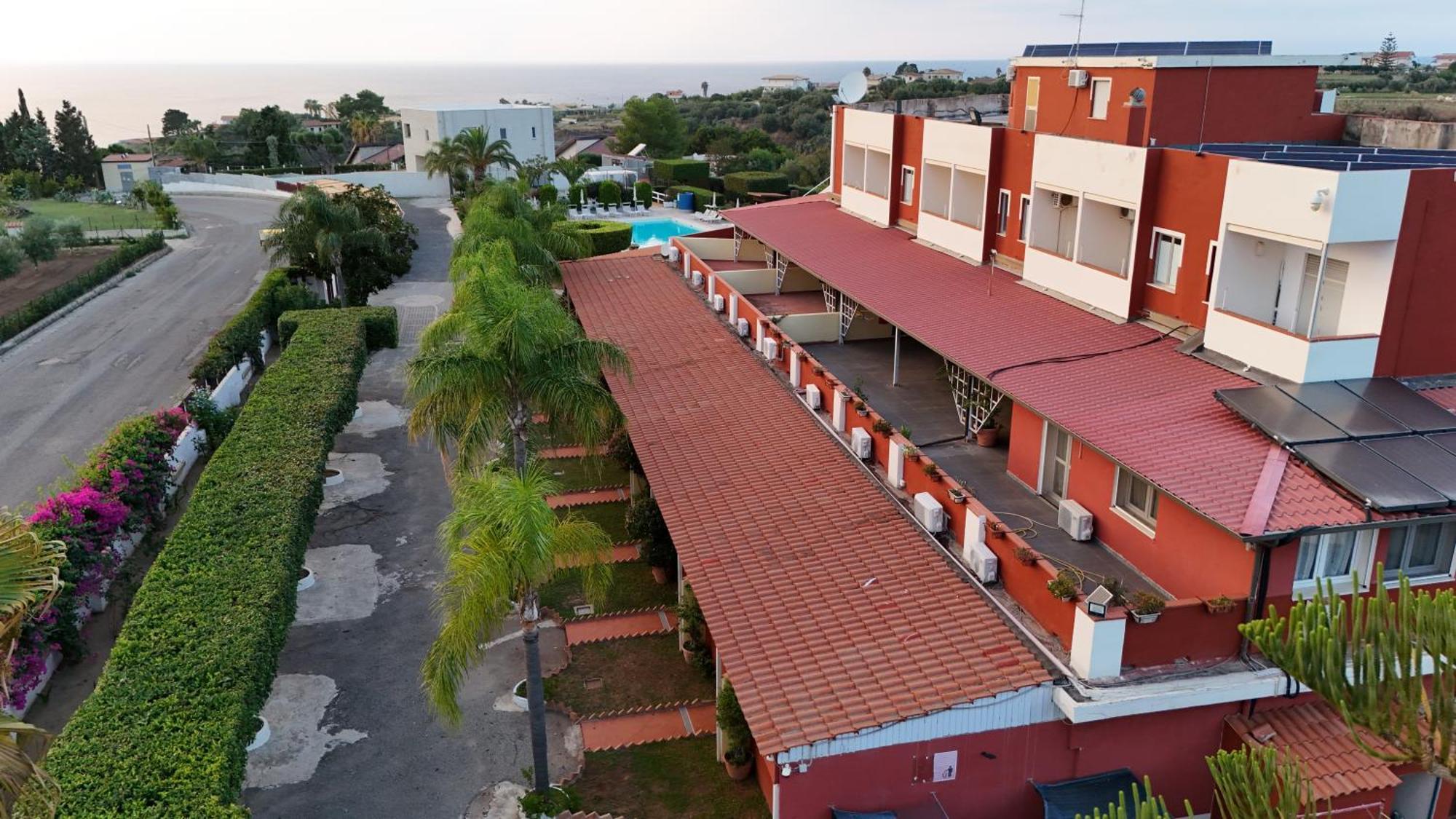 Residence Hotel Felix Ricadi Exterior foto
