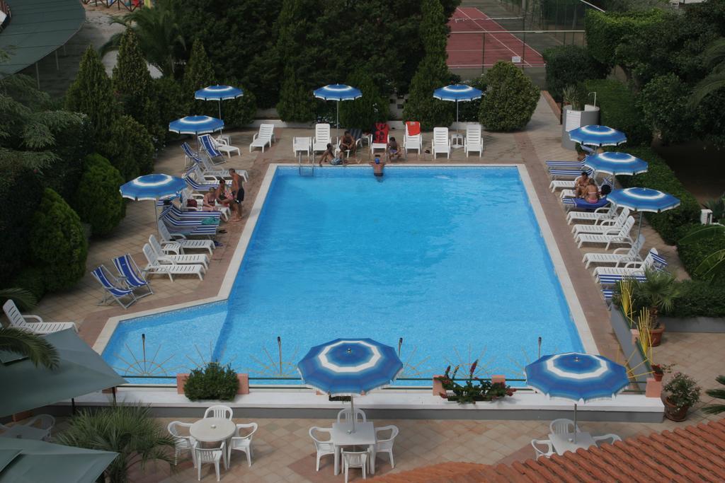 Residence Hotel Felix Ricadi Exterior foto
