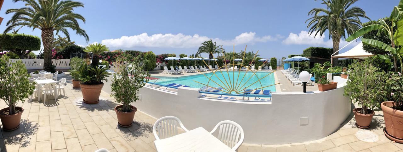 Residence Hotel Felix Ricadi Exterior foto