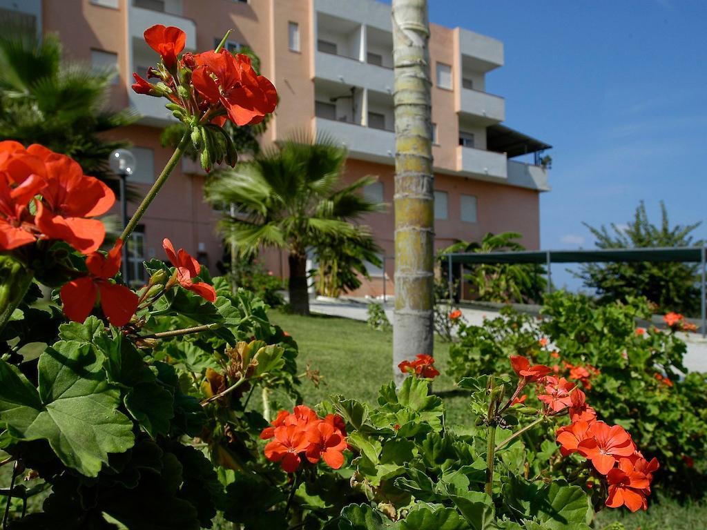 Residence Hotel Felix Ricadi Exterior foto