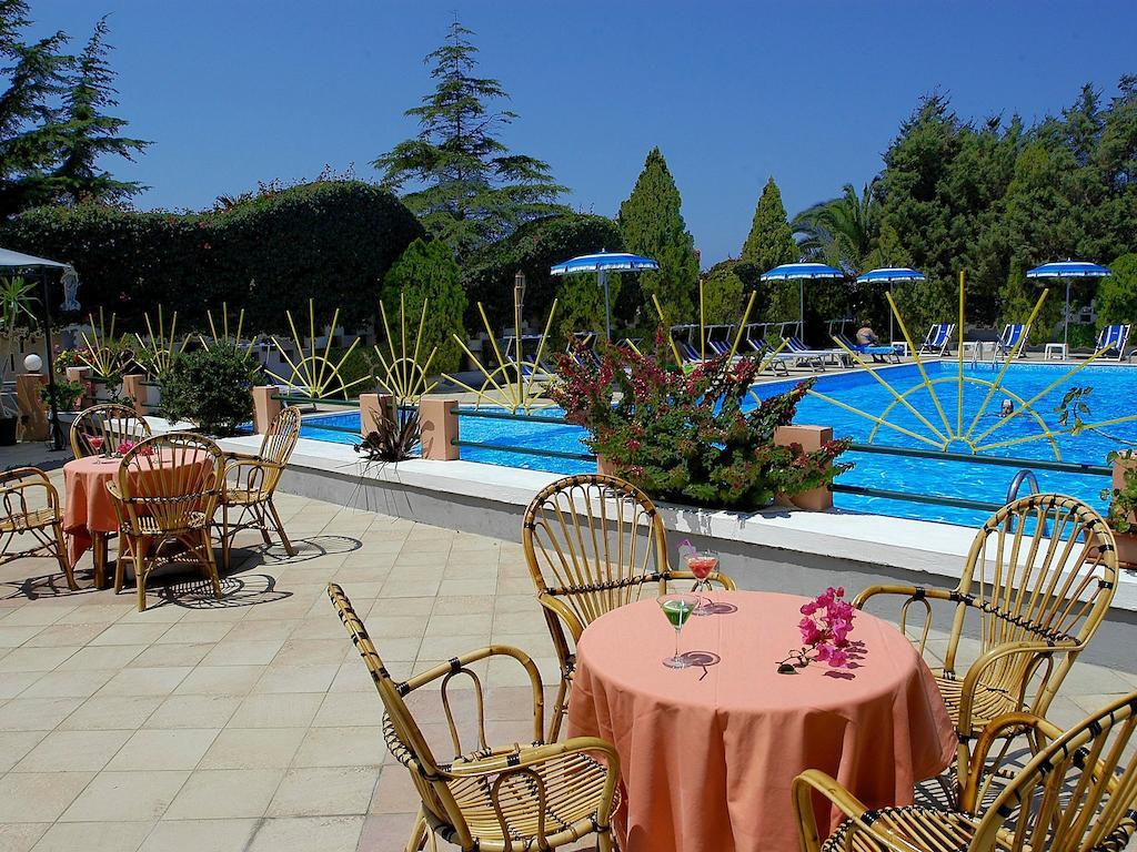 Residence Hotel Felix Ricadi Exterior foto